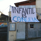 Una pancarta de protesta al col·legi de Ribera de Cardós.