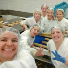 Las trabajadoras de Pardinyes, en el día del cierre de la planta.