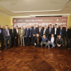 Foto de grup dels exjugadors de Primera divisió que van assistir ahir a la Gala del Futbol Lleidatà, que va presidir Andreu Subies.