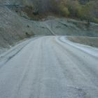 La carretera de acceso a Baiasca, prácticamente terminada a la espera de la barrera de seguridad.
