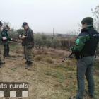 Agents Rurals patrullant amb armilles antibales després del doble crim d’Aspa.