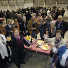 Participants en la torronada de la gent gran de Lleida van brindar ahir als Camps Elisis per donar la benvinguda a les festes.