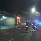 Els Bombers treballant en l'incendi al pàrquing de Magí Morera.