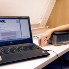 La fluorescència que emeten les AGE es pot mesurar mitjançant un procediment no invasiu que actualment es realitza al Bus de la salut de la Diputació de Lleida.