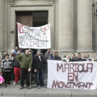 Afectados y portavoces de Mariola en Moviment, concentrados ayer delante de los Servicios Sociales. 