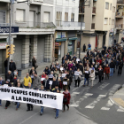 La movilización de los vecinos ayer a su paso por la avenida Artesa en el barrio de la Bordeta.  