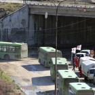 Diversos operaris d’autobusos esperen a començar l’evacuació dels combatents a Alep.