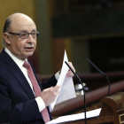 El ministro de Hacienda, Cristóbal Montoro, defendió ayer el paquete económico en el Congreso.