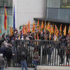 La concentració va tenir lloc ahir davant de l’edifici de l’Institut Nacional de la Seguretat Social.
