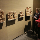 Visitantes en el Museu de Lleida el mes pasado ante cuatro de las piezas de Sigena reclamadas.