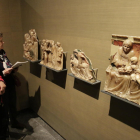 Visitants l’any passat al Museu de Lleida davant de quatre fragments de retaule d’alabastre de Sixena.