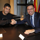 Luis Suárez, al costat del president Josep Maria Bartomeu, després de la firma de la renovació fins al 2021.