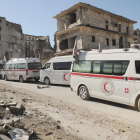 Ambulancias de la Media Luna Roja a la espera de evacuar a civiles heridos del este de Alepo.