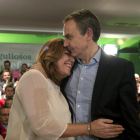 Susana Díaz, abrazada a José Luis Rodríguez Zapatero ayer en Jaén.