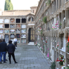Poques aglomeracions i controls als accessos del cementiri de Lleida