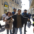 Activistas de la PAH persiguieron y se encararon con Talamonte en la calle Major.