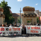 Més de seixanta persones es van concentrar a la plaça Esteve Cuito de Lleida per denunciar les vexacions i abusos sexuals a l'Aula de Teatre