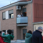 Veïns d’Aitona cantant havaneres des dels balcons ahir a la tarda.