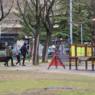 Un grup de joves passeja per un parc de Balàfia, que avui quedarà tancat.