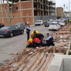 El muro caído en Balaguer que hirió a una mujer.
