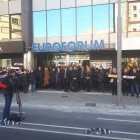 Concentración de trabajadores delante de la Delegació del Govern en Lleida