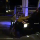 VÍDEO. Un furgón de los Mossos arrancó con una manifestante subida en la parte delantera