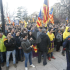 Concentración ante la subdelegación del Gobierno español en Lleida y corte| de las vías de la estación de Renfe