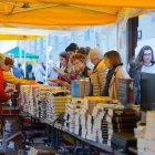 Rosas y libros llenan las calles de Lleida