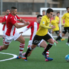 Dos jugadors del Tortosa intenten parar-ne un del Lleida Esportiu B en una de les accions del partit d’ahir.