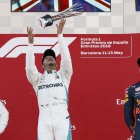 Lewis Hamilton (Mercedes) celebra en el podio la victoria en el Gran Premio de España con el trofeo.