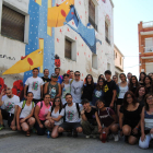 El grup d’adolescents de la Noguera i de l’Alt Empordà als carrers de Penelles on va iniciar la seua visita per la comarca.