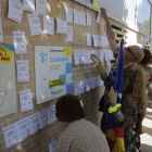 Les paperetes de vot del referèndum van omplir ahir la paret del CAP de Cappont, on els CDR també van instal·lar una placa ‘rebatejant’ la plaça 1 d’octubre.
