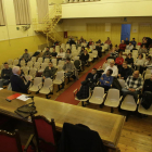 Alrededor de medio centenar de padres asistieron ayer a la asamblea del FiF en el Màrius Torres .