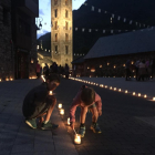 Las familias de Erill la Vall prenden 10.000 velas para iluminar las calles del pueblo.