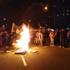 Els manifestants van encendre una foguera en ple passeig de Ronda.