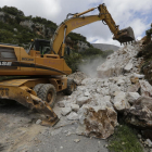 Imatge dels treballs per retirar les roques de la carretera de Vilanova de Meià a Gavet de la Conca.