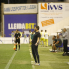 Gerard Albadalejo dóna instruccions als jugadors durant el partit davant del Vila-real B.