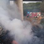 El camió es va incendiar després de caure per un pont de l’N-II a Fraga.