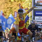 El ciclista murcià, eufòric en el moment de creuar com a guanyador la meta a Innsbruck.