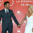 El actor Bradley Cooper y Lady Gaga presentaron ayer en Venecia su película “A Star Is Born”. 