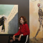 L’escriptora, ahir al costat d’obres de Guinovart al Museu de Lleida.