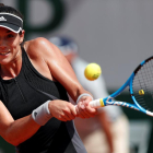 Garbiñe Muguruza, en una acción del partido de ayer en las pistas de Roland Garros.