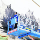 Uno de los artistas invitados el año pasado, en pleno trabajo de su mural en el GarGar Festival. 