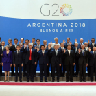 Foto de familia de los líderes del G20 al inicio de la cumbre de Buenos Aires, con el polémico príncipe saudí en una esquina de la imagen.