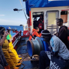 Imatge dels tripulants i immigrants a bord del pesquer.