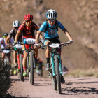 Ramona Gabriel lidera el grup de ciclistes durant l’etapa d’ahir de 116 quilòmetres.