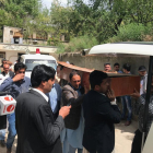 Varias personas trasladan el cadáver de uno de los periodistas muertos ayer en Kabul.