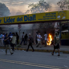 Manifestantes prenden fuego a una radio estatal.