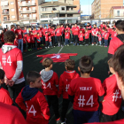 Els jugadors del futbol base del Balaguer van fer una gran circumferència al voltant de la samarreta de Yerai i van llançar centenars de globus blancs amb missatges.