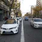 Taxis a la parada de l’avinguda Prat de la Riba, al costat de la plaça Ricard Viñes.